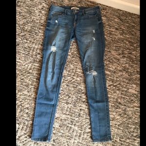 Hollister • Medium wash jeans